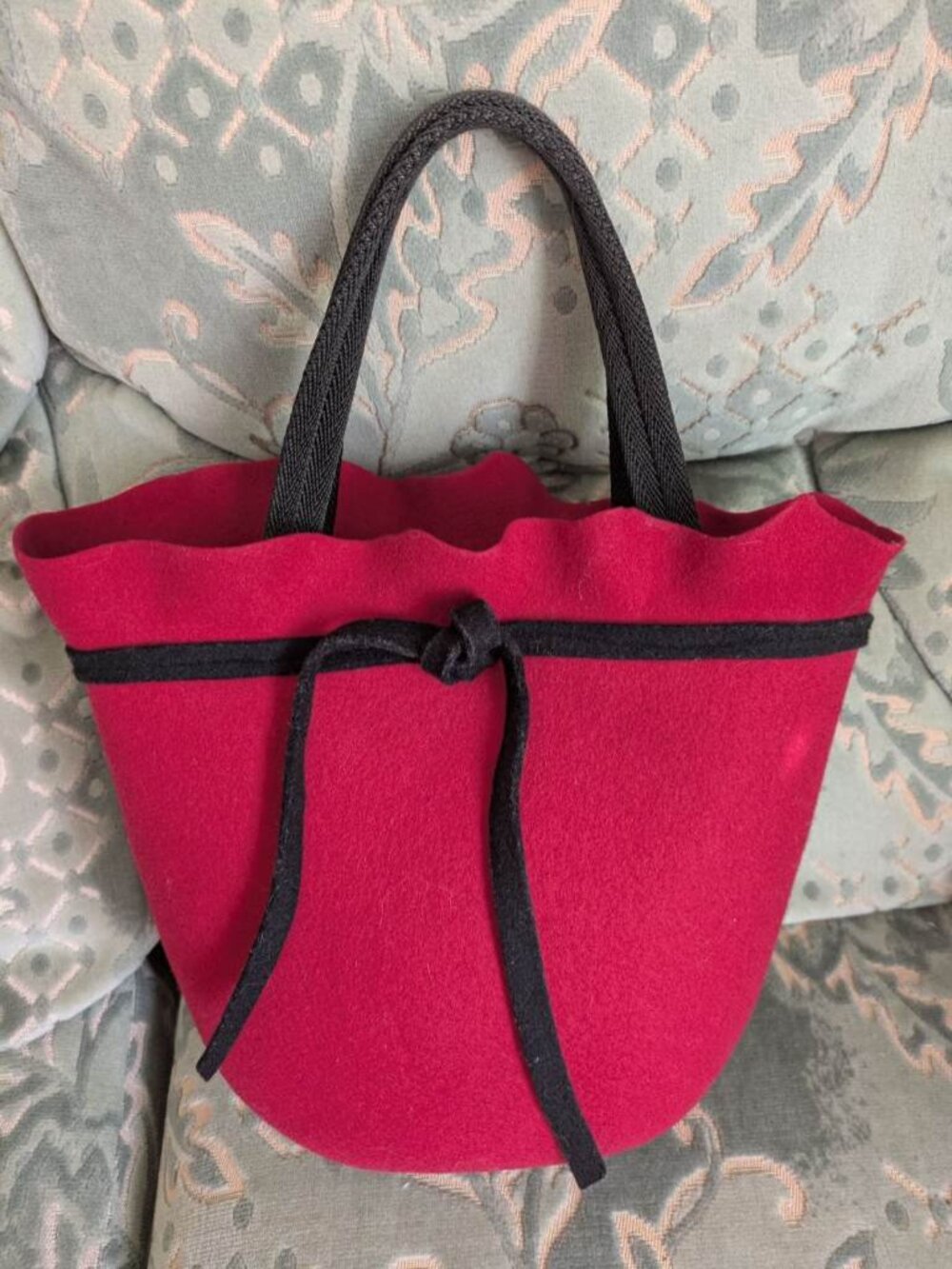 A women‘s bag, of red colour, felt, in excellent condition